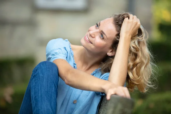 Junge Lächelnde Schöne Frau Auf Einer Bank — Stockfoto