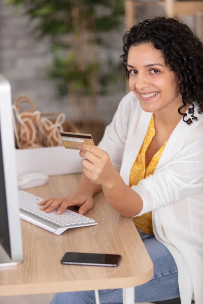 Mujer Usando Computadora Con Tarjeta Crédito —  Fotos de Stock