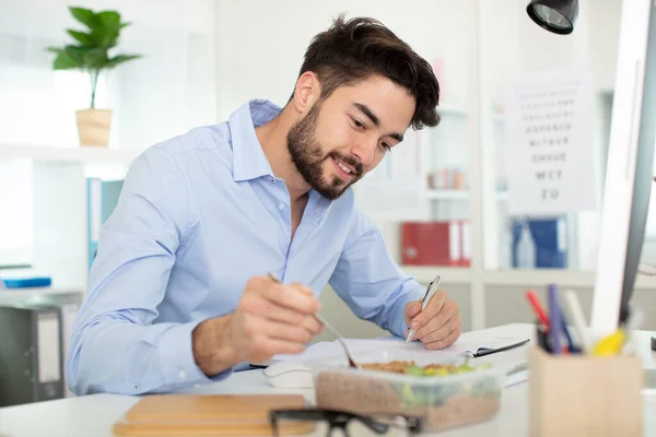 Zakenman Werkt Computer Kantoor — Stockfoto