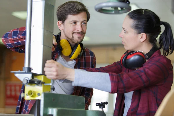 Travailleuse Utilisant Une Machine Industrielle Sous Supervision — Photo