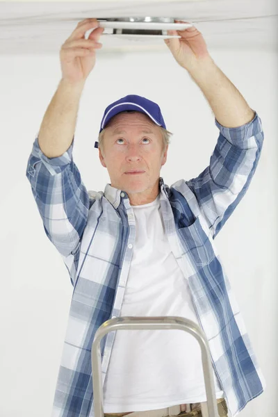 Technician Repairing Air Conditioner — Stock Photo, Image