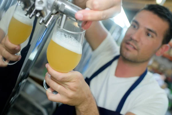 Bartender Derramando Cerveja Copo Balcão Bar — Fotografia de Stock