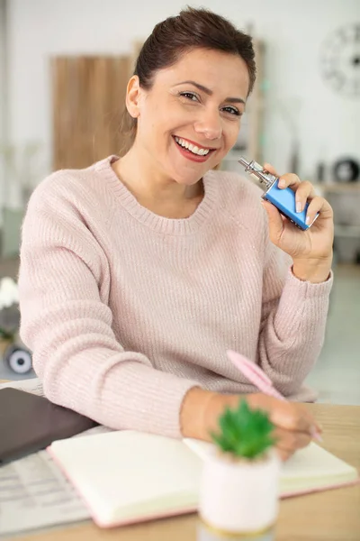 Mujer Vapeando Disfrutando Cigarrillo Electrónico —  Fotos de Stock