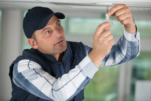 Male Electrician Mounting Light Ceiling — Stock Photo, Image