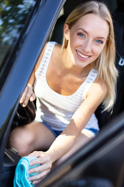 Close Imagem Jovem Mulher Motorista Seco Limpando Seu Carro — Fotografia de Stock