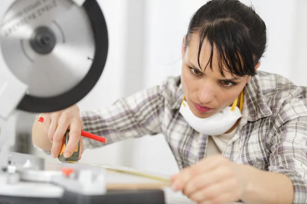 Ung Kvinna Skära Träplanka Med Cirkelsåg — Stockfoto