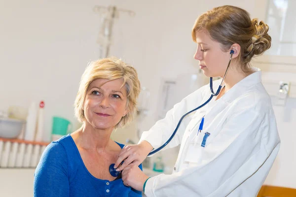 Vrouw Verpleegster Telt Hartslag — Stockfoto