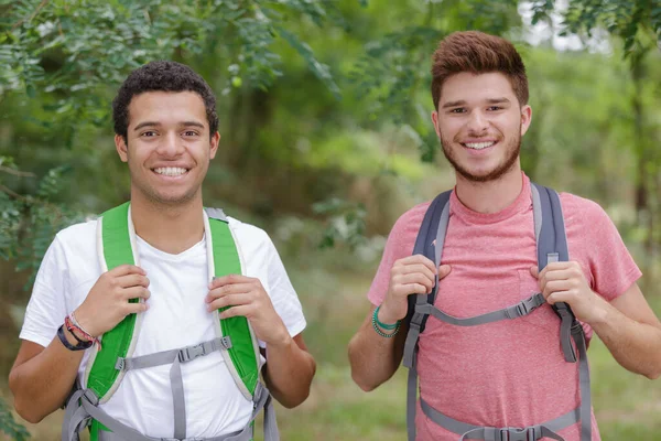 Νεαροί Ευτυχισμένοι Άνδρες Πεζοπόροι Κοιτάζουν Την Κάμερα — Φωτογραφία Αρχείου