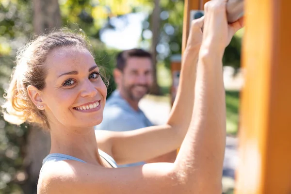 Fitness Pár Tréning Chin Bárban Együtt — Stock Fotó