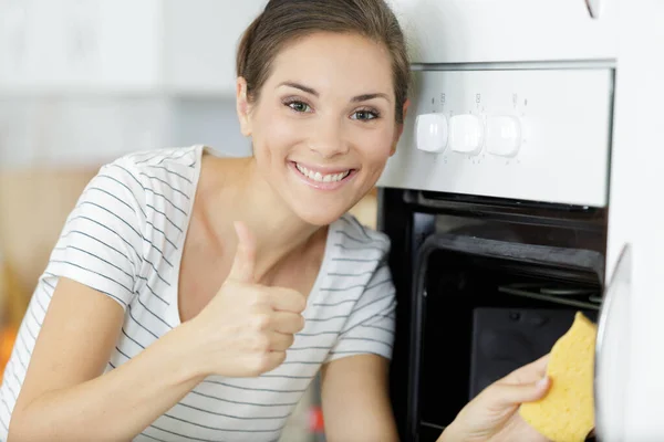 Mulher Luvas Proteção Forno Limpeza — Fotografia de Stock