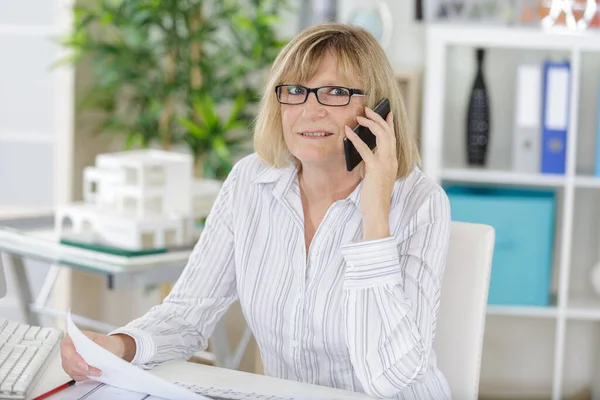 Feliz Empresária Sênior Telefone — Fotografia de Stock