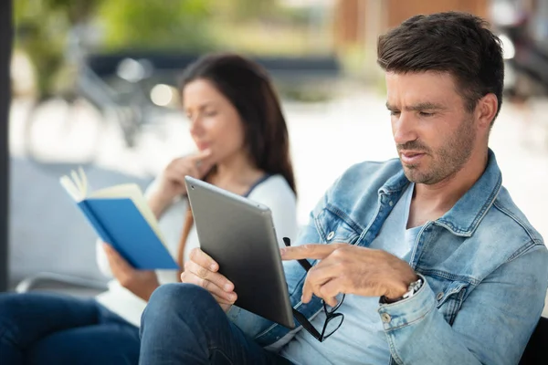 Man Die Zijn Tablet Gebruikt Terwijl Hij Buiten Wacht — Stockfoto