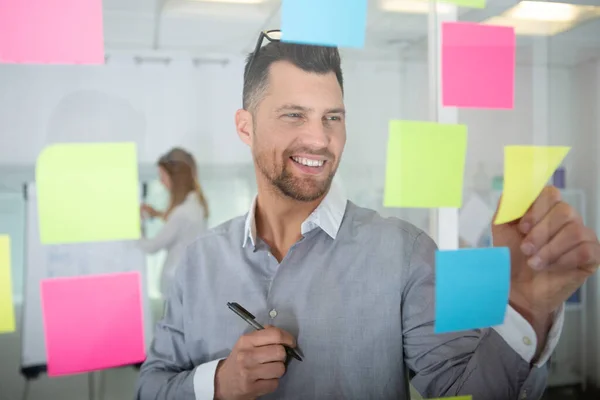 Businessman Removing Sticky Note Reminder Window —  Fotos de Stock