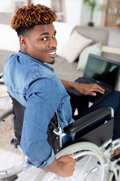 Úsměv Invalidní Mladý Muž Invalidním Vozíku — Stock fotografie