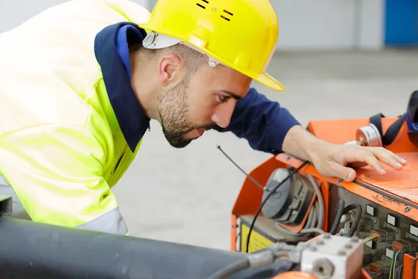 Generatore Avviamento Del Lavoratore Sul Sito Esterno — Foto Stock