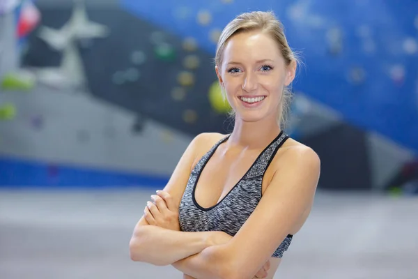 Een Vrolijke Vrouwelijke Sportvrouw Glimlacht — Stockfoto