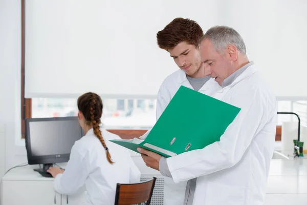 Professor Falando Com Estudante Laboratório — Fotografia de Stock