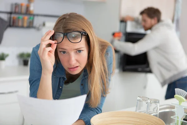 Ung Attraktiv Kvinne Bekymret Desperat Regnskapsføring Hjemme – stockfoto