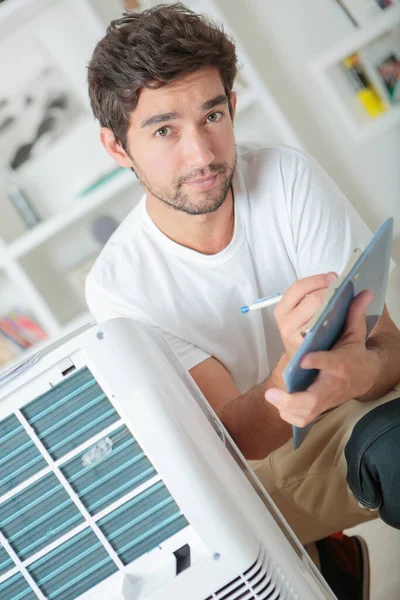 Bonito Jovem Eletricista Instalar Condicionado — Fotografia de Stock