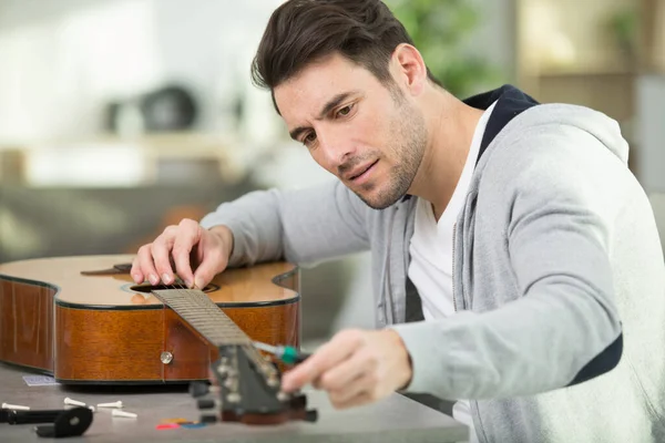 Luthier Dallam Gitárhúr Szegeccsel — Stock Fotó