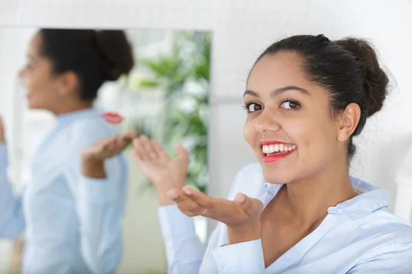 Uma Mulher Feliz Enviando Beijos — Fotografia de Stock