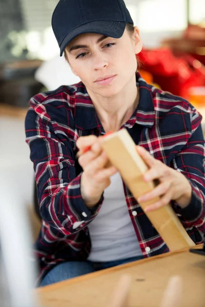 Mooie Vrouw Werken Met Hout Planken — Stockfoto