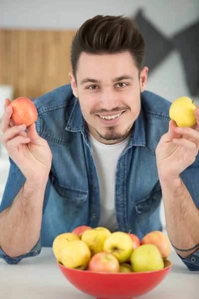 Lycklig Man Med Äpplen Hemma — Stockfoto
