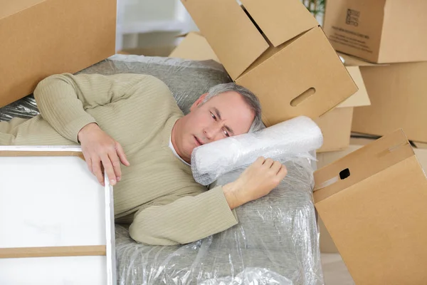 Hombre Descansando Empacar — Foto de Stock