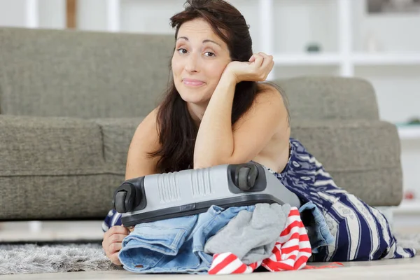 Portret Van Vrouw Leunend Overbelaste Koffer — Stockfoto