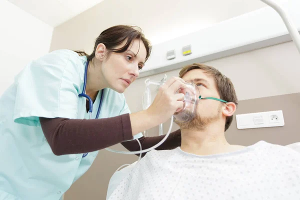 Frau Gibt Patientin Sauerstoffmaske — Stockfoto