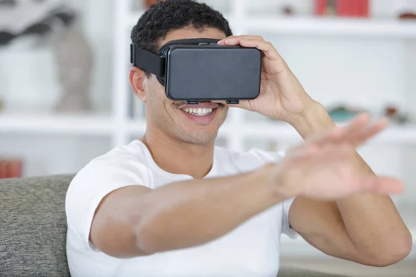 Hombre Usando Los Auriculares Realidad Virtual —  Fotos de Stock