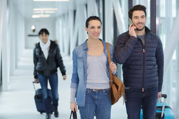 Man Och Kvinna Promenader Flygplatsen Terminal — Stockfoto