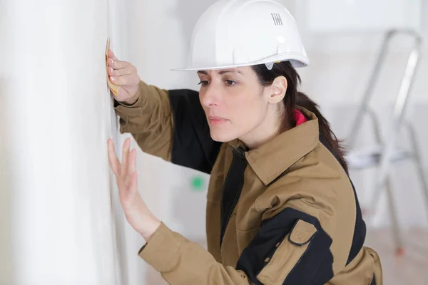 Mujer Trabajador Construcción Alisando Superficie Pared —  Fotos de Stock