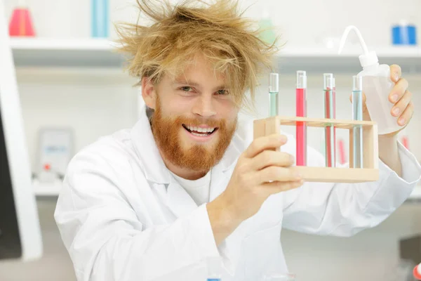 Laboratuvarda Çılgın Görünüşlü Bilim Adamı — Stok fotoğraf