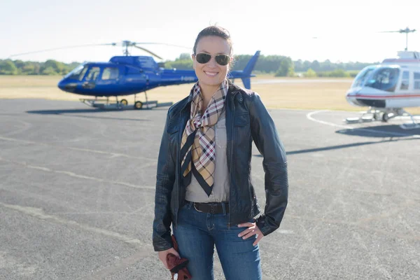 Vrouw Gaat Een Helikopter — Stockfoto