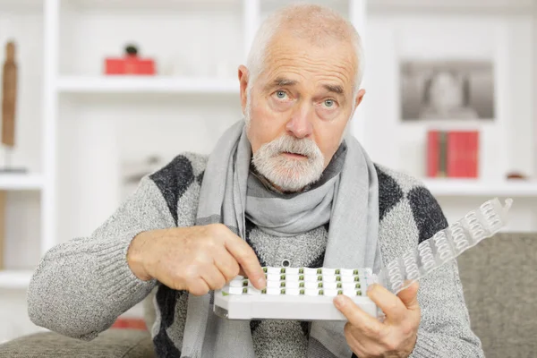 Старший Человек Принимает Таблетки — стоковое фото