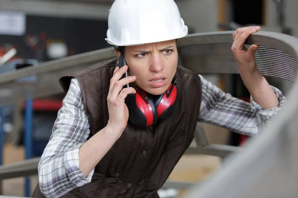 Vrouwelijke Werknemer Die Telefonisch Spreekt Terwijl Hij Toezicht Houdt Productie — Stockfoto