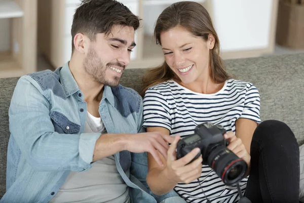 Fotógrafo Modelo Com Câmera Sofá — Fotografia de Stock