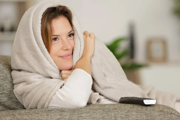 Junge Frau Vor Dem Fernseher Auf Dem Sofa — Stockfoto