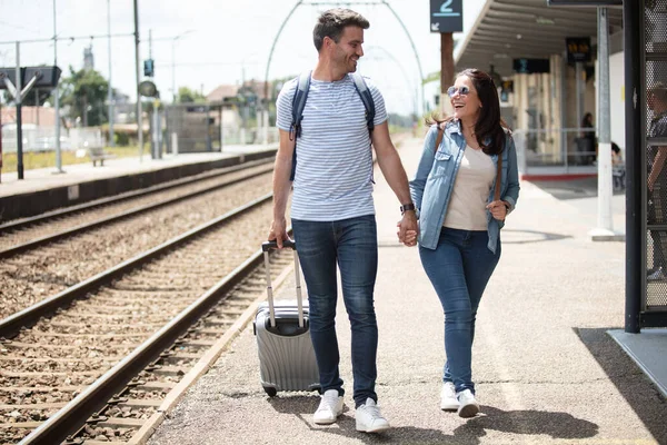Glada Par Håller Varandra Handen Tågstationen — Stockfoto