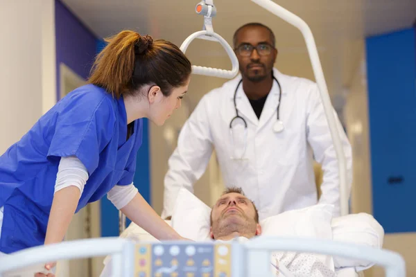 Infirmière Médecin Portant Patient Masculin Sur Brancard Hôpital — Photo