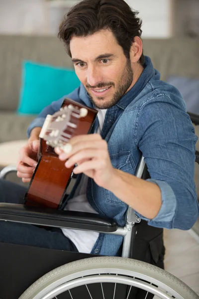 Een Gehandicapte Man Een Gitarist — Stockfoto