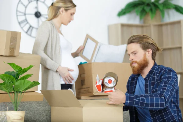 Těhotné Pár Zavírací Boxy Uvnitř — Stock fotografie