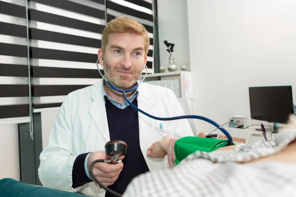 Médico Tira Pressão Paciente — Fotografia de Stock