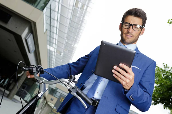 Hombre Negocios Con Estilo Con Bicicleta Utilizando Tableta Digital Aire — Foto de Stock