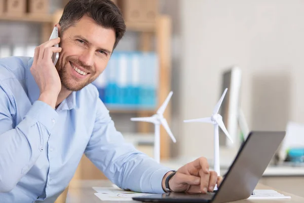 Hombre Negocios Oficina Hablando Por Teléfono — Foto de Stock