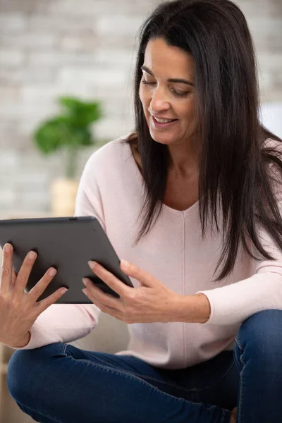 Avslappnad Kvinna Som Använder Digitala Tabletter Sittande Soffan — Stockfoto