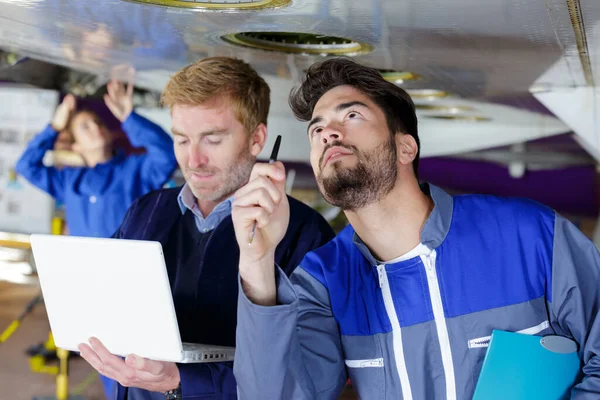 Mecánicos Que Comprueban Estado Técnico Debajo Coche —  Fotos de Stock