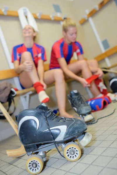 Två Kvinnliga Rullhockeyspelare Omklädningsrummet — Stockfoto