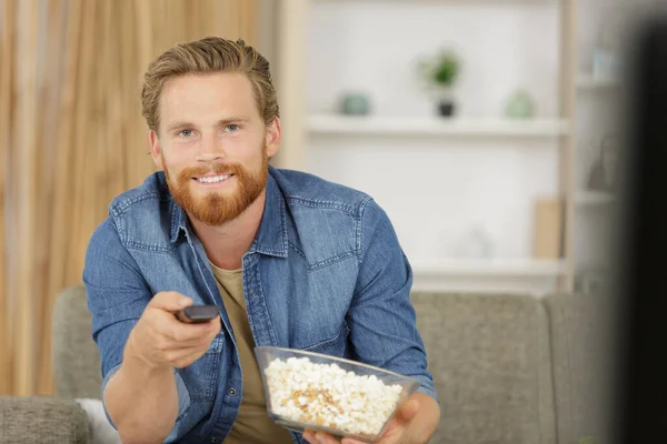 Pohledný Muž Popcorn Pohovce Obývacím Pokoji — Stock fotografie